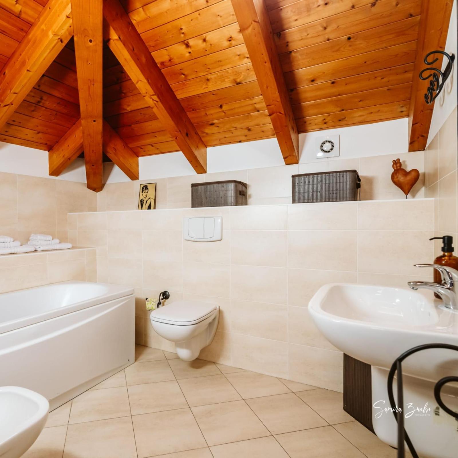 Narciso B&B Valbrona ภายนอก รูปภาพ